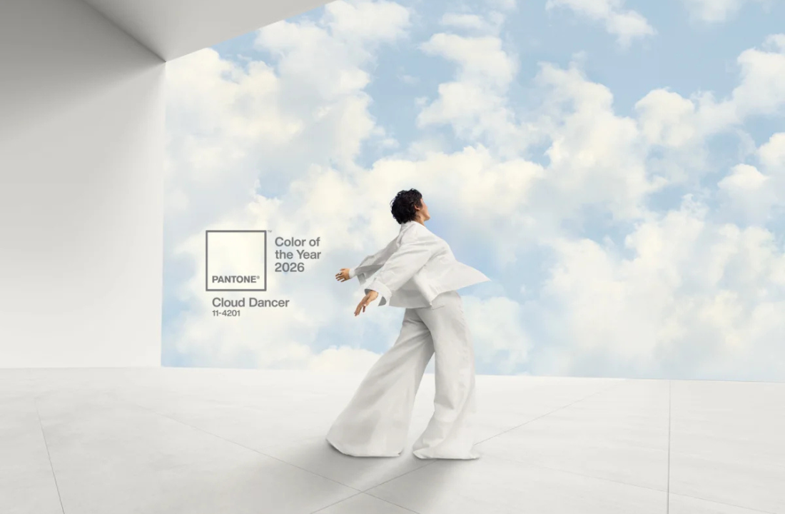 Barva roku 2026: Pantone Cloud Dancer. Bílá, která umí klid i luxus