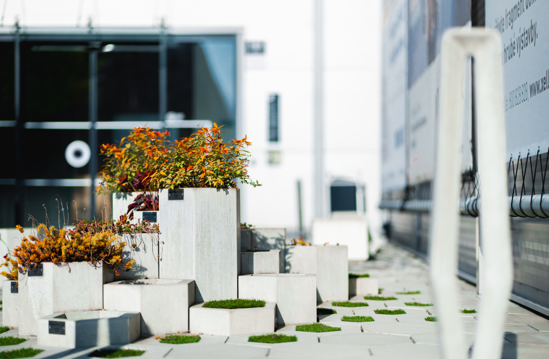 Dialog s prostorem: Jak venkovní mobiliář tvoří identitu moderního sídla 