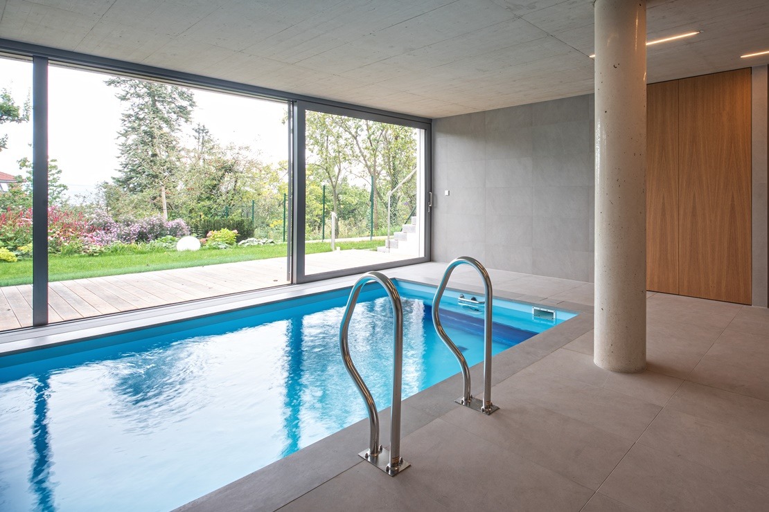Luxusní koupelna a bazén v brněnské vile