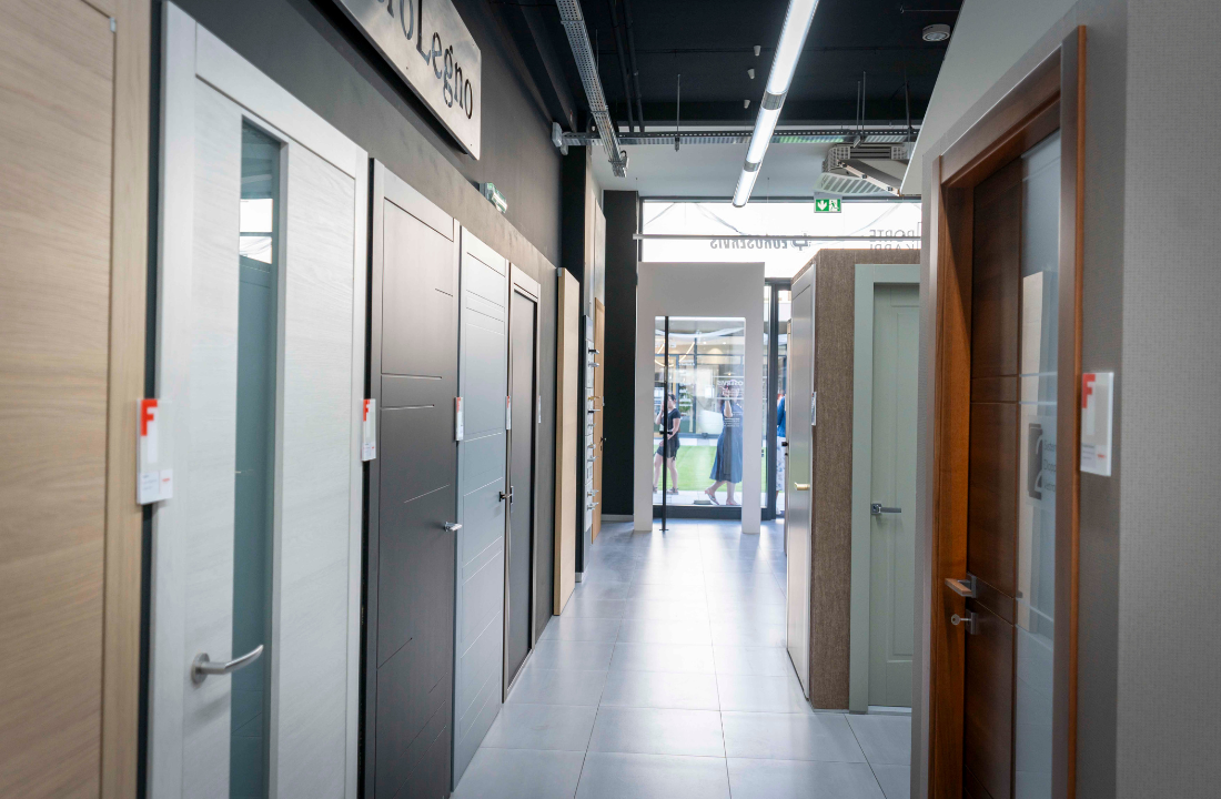 Showroom Porte Karpi po rekonstrukci: pivotové dveře, nové dekory i řešení pro developery
