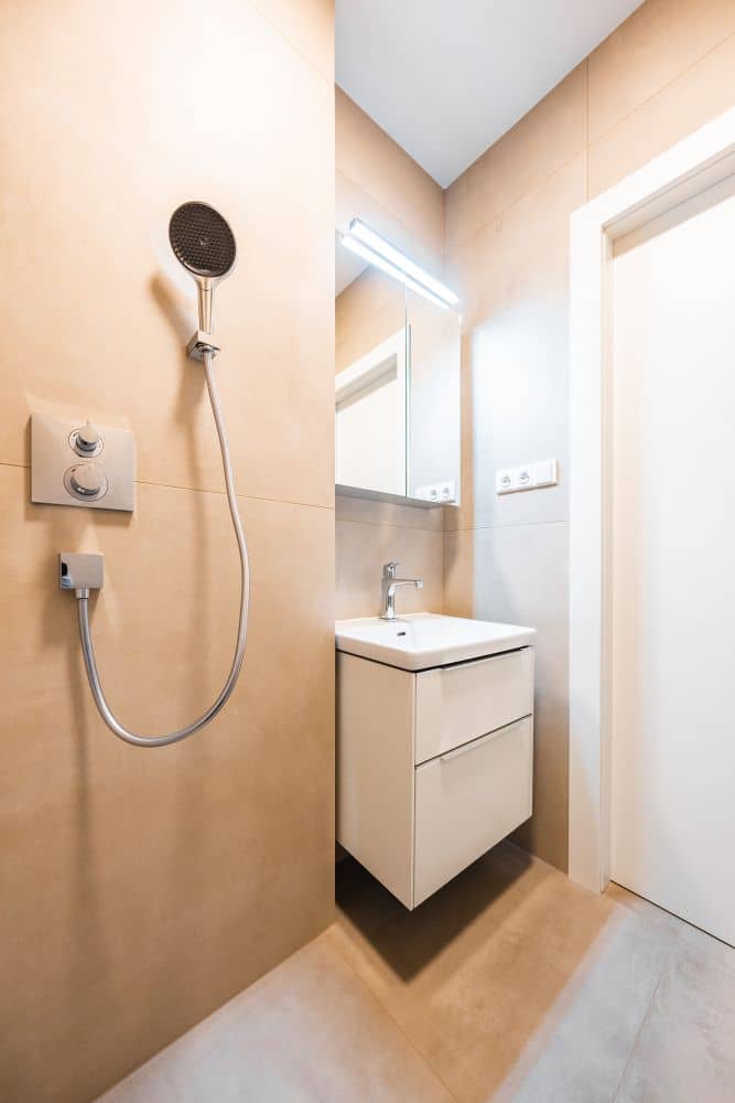 Malá koupelna s vanou i se sprchovým koutem slide 8