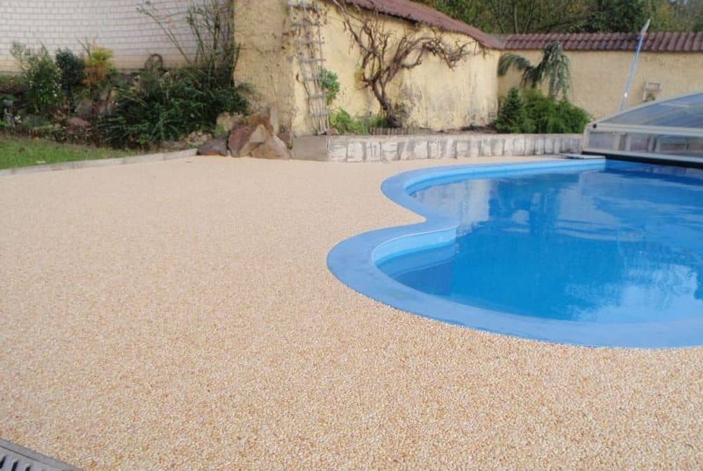 Kamenný koberec k bazénu | Kaštanová
